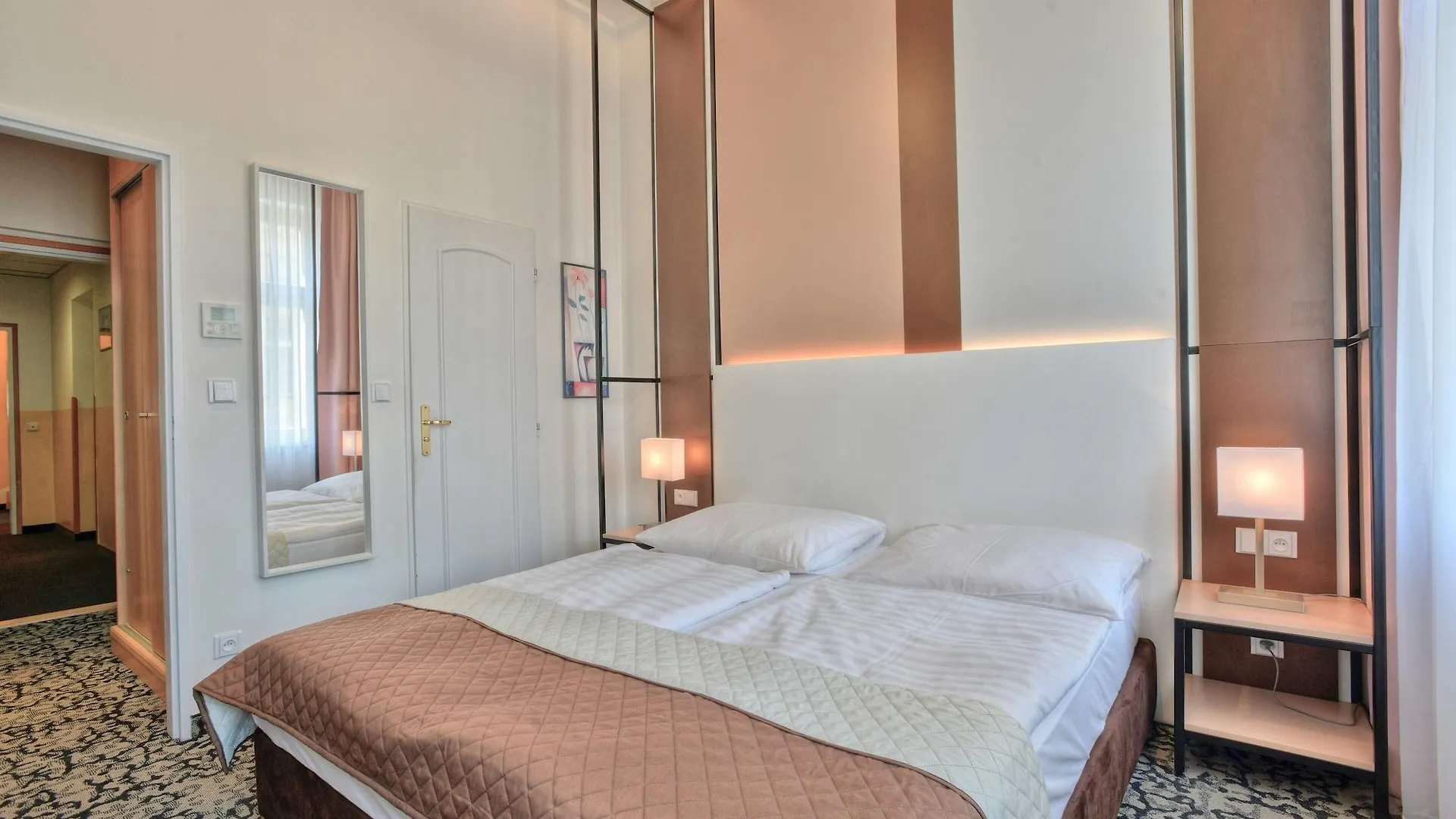Machova Hotel Prag 3*,